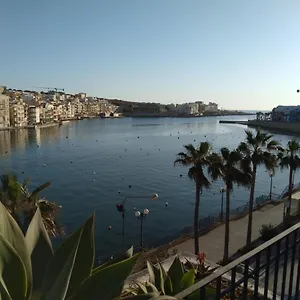 Seafront Akwador Pensión